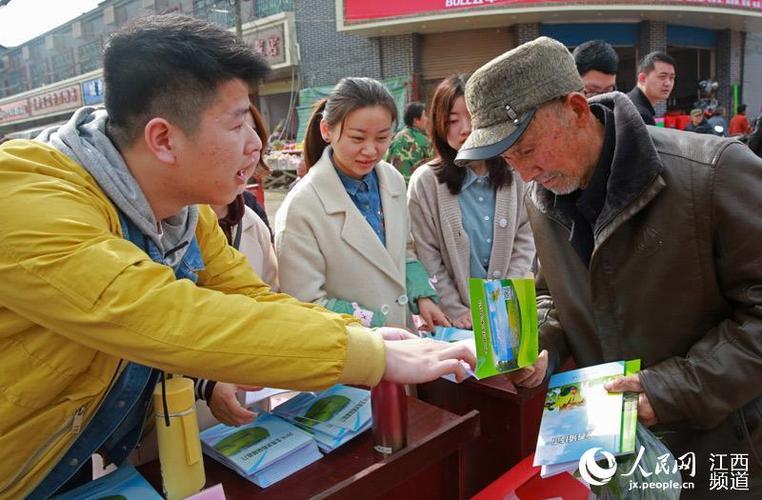 工作人员现场发放最新的农业科技资料.